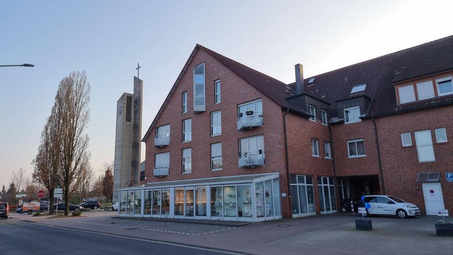 Consultorio/oficina de 86 m² en el centro de Spelle: médico, terapia, cosmética, despacho – ascensor, sin comisión – Wohn- und Geschäftshaus Spelle