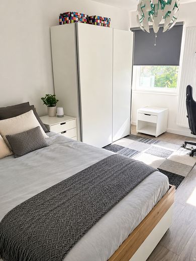 „Południowomiejski klimat nad jeziorem Maschsee”, Twoja lokalizacja determinuje Twoje życie! – Schlafzimmer