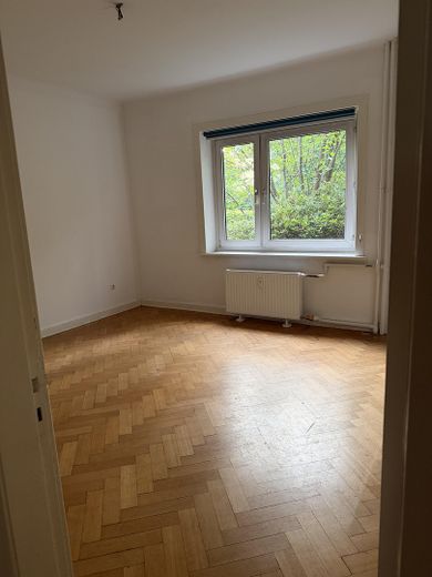 Urokliwe mieszkanie w starej kamienicy z parkietem ułożonym w jodełkę, wysokimi sufitami i dużym ogrodem w Wellingsbüttel – Schlafzimmer 