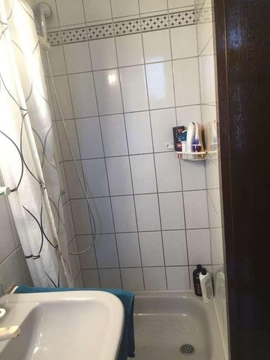 Großzügige Altbauwohnung mit Balkon und Option zur späteren Neuaufteilung – Bad Klein Teil 2