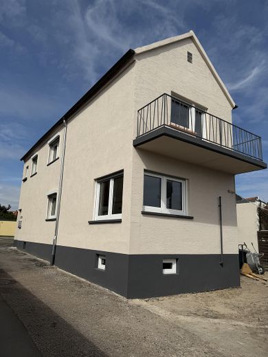 renoviertes Haus 4 Zimmer Küche Bad mit Hof und Garage Worms Abenheim – Außen