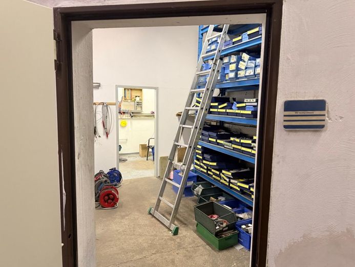 Capannone commerciale con gru, portone di accesso &amp; ufficio - ca. 100 m² in 64850 Schaafheim – IMG-20260410-WA0016