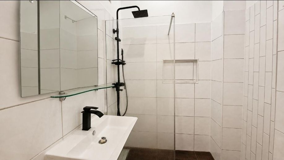 KREUZKÖLLNER KIEZ! Eleganti - 2 appartamenti d’epoca collegati | completamente ristrutturati | 3 ingressi | senza provvigione – VH Badezimmer