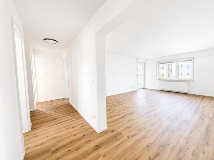 Bezugsfertige 3-Zimmer-Eigentumswohnung mit zwei Balkonen, Garage und umfangreicher Modernisierung – Wohnzimmer/Flur