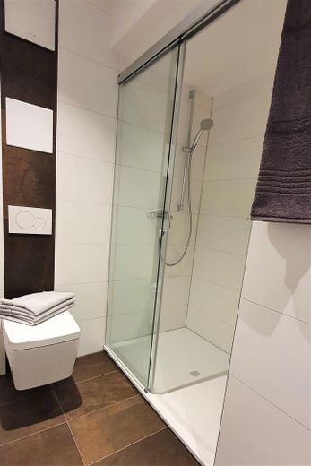 Appartement d’affaires de 2 pièces avec grand balcon – connecté, meublé et flexible 💼🌅 – Dusche / WC
