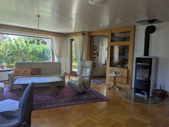 Einfamilienhaus mit Einliegerwohnung und idyllischem Garten in toller Lage, provisionsfrei – Wohnzimmer EG