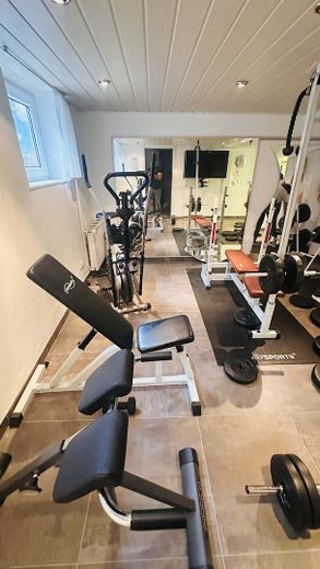 Casa unifamiliare modernizzata con 187 m² di superficie abitabile, 6 locali, garage e giardino, senza intermediario – Fitnessraum
