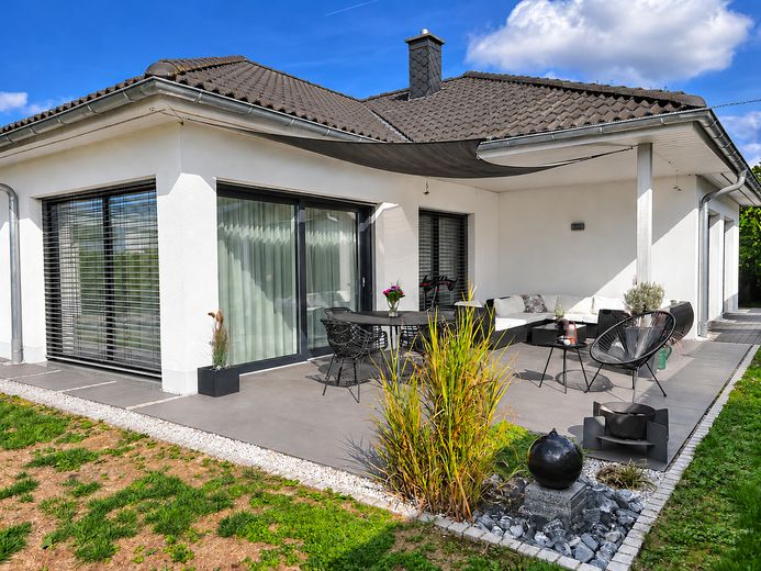 Winkelbungalow mit Sonnenterrasse und großzügigem Wohnambiente – Terrasse 5