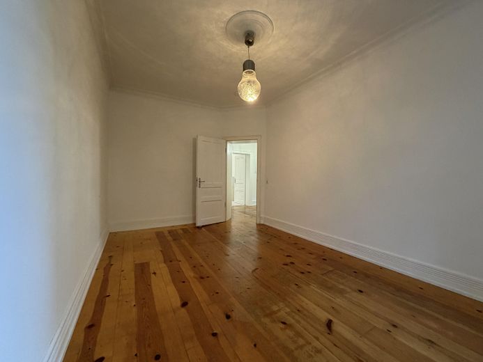 Appartement ancien de 3,5 pièces dans le Nordend avec balcon, cuisine équipée et plafonds de 3 m de hauteur – Zimmer 3