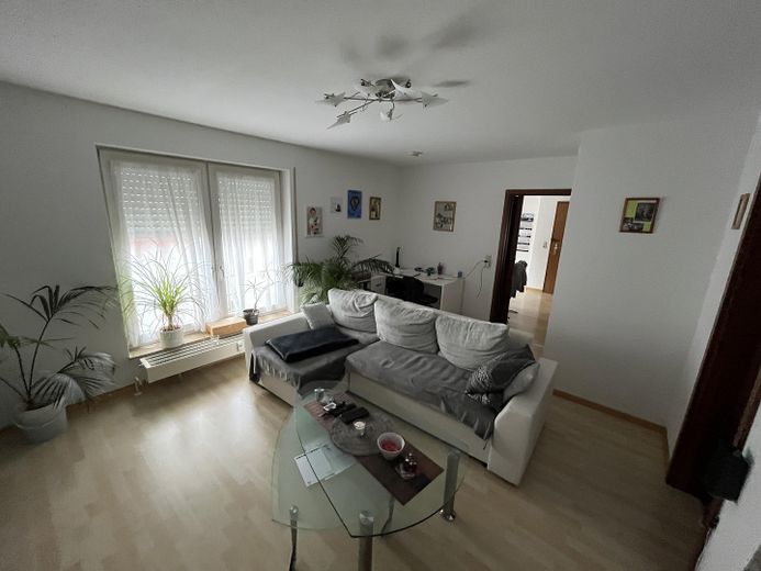 Zentral, gepflegte 3,5 Zimmerwohnung mit Balkon + Tiefgarage – Wohnzimmer