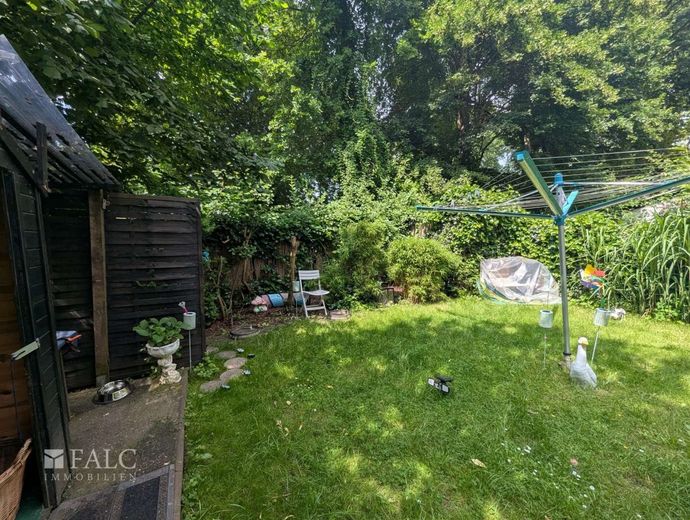 Grundsolides 9-FH in GE-Ückendorf: Hoher Cashflow &amp; massive Mietreserve bei 822 EUR/m² – Garten links 1