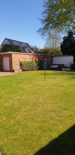 Garten mit Garage