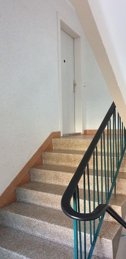ohne Prov.: 3-Raum-Wohnung, große Küche, Bad mit Fenster, Wanne+Dusche, schön saniert+renoviert – Treppe zur Wohnung im EG