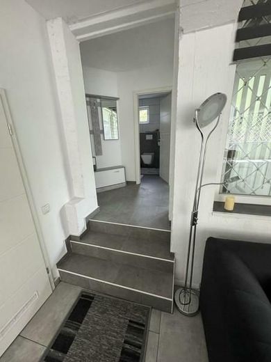 ZFH - mit 2 modernen Wohnungen - WG oder Mehrgenerationenhaus oder Leben und Arbeiten an einem Ort! – 2d Flur und Bad - Treppe zum Wohnbereich
