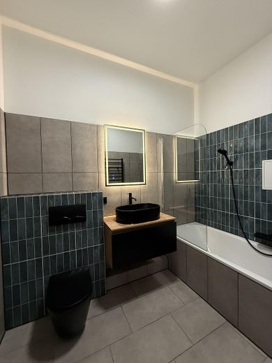 Première occupation après rénovation : appartement ancien de 2 pièces avec balcon, ascenseur et cuisine équipée directement au bord de la cathédrale – Bad 1 kein KI Bild