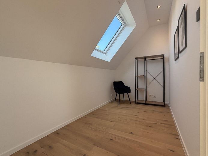 Klimatisierter hochwertiger Neubau mit Balkon und hohen Decken – Erstbezug – 13 Office