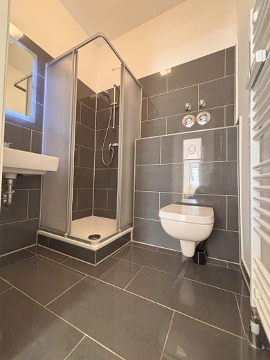 Helle modernisierte 3-Zimmer-Altbauwohnung im Weitlingkiez - Provisionsfrei - – Gäste-WC + Dusche