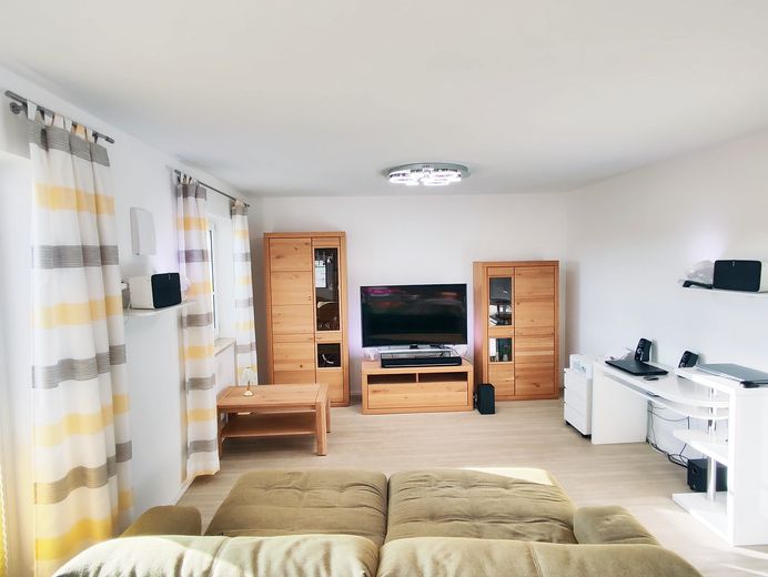 Ruhiges Wohnen mit Penthouse-Flair: Barrierefreie 3-Zi.-Whg, Aufzug, 20m² SW-Balkon, provisionsfrei – Wohnzimmer mit Surroundanlage