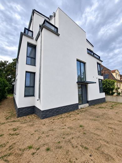 Exklusives Penthouse mit dem Aufzug von der Tiefgarage bis in die Wohnung – Gebäudeansicht links