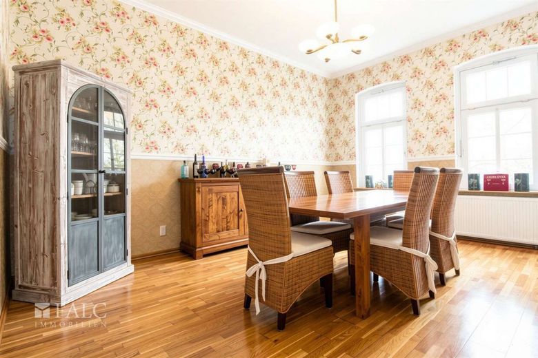 +++ Elegantes Zweifamilienhaus mit großem Garten, Badeteich inkl. Poolhaus +++ – Esszimmer