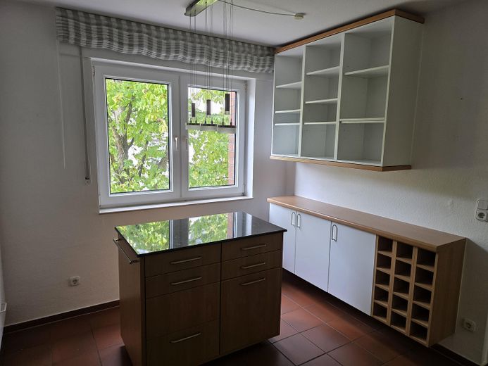 Rara opportunità nel Kreuzviertel: appartamento su due livelli, ca. 145 m², 4 locali, balcone – senza provvigione – 2. OG_Küche (4)