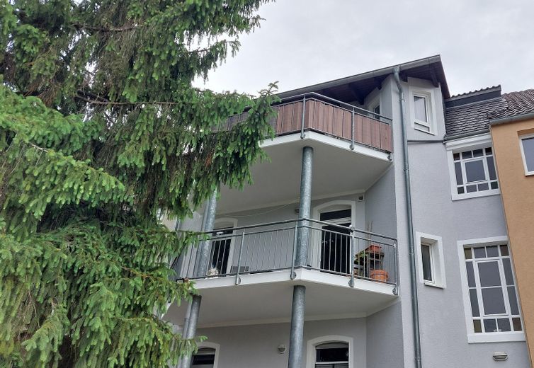 Sehr schönes 3 Fam.- Haus, große Balkone – Hofansicht 2