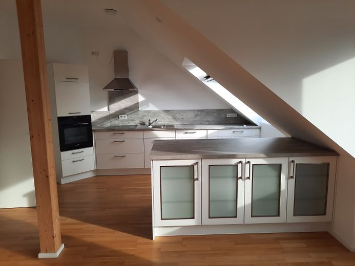 Ideal für Singles oder Paare-Hochwertige DG-Wohnung in Bestlage von Ingolstadt – Offene Küche