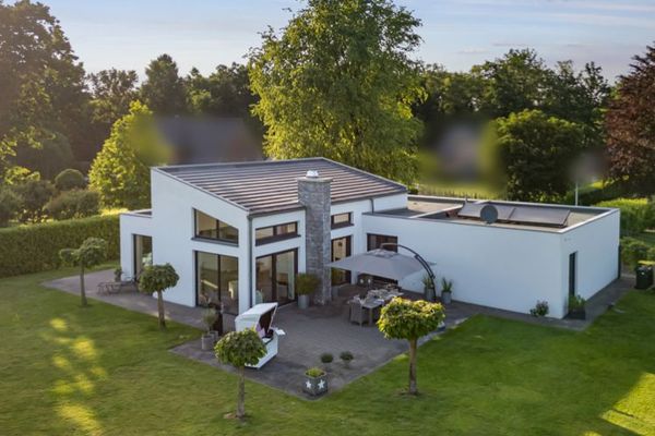 Moderne Architektenvilla für Menschen, die Ruhe, Design und Privatsphäre lieben