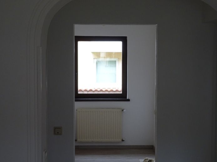 Appartement de plain-pied de 2,5 pièces avec cuisine, salle de bains, terrasse et buanderie – kleines Zimmer