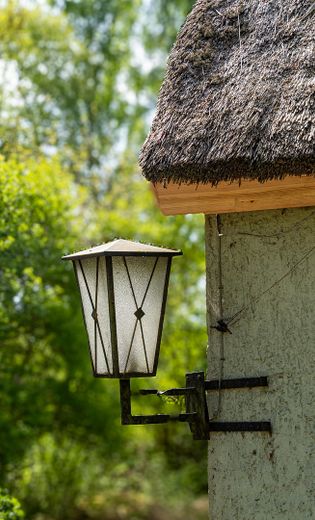 Landhaus unter Reet am See, Gästewohnung, Stallungen, Weiden und Wald. – Beleuchtung