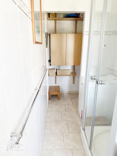 ***AB SOFORT ZU VERKAUFEN --SEHR GEPFLEGTE 3-RAUMWOHNUNG--*** mit Tageslichtbad und Dusche in einer sehr gepflegter Wohneigentumsanlage – Tageslichtbad mit Dusche, WC, Waschtisch und Waschmaschienenstellplatz mit Blick Richtung Flurbereich (Verkauf ohne Inventar)