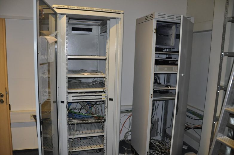 Gewerbeobjekt/Halle mit Büro und Stellplätzen zentral gelegen in Wismar-Westhafen – 6 Archiv 19"Schränke