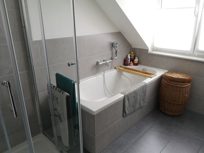 Moderne 4-Zi.-Penthouse-Whg. | 92 m² | Sonnen-Süd-Loggia | Küche | hohe Decken | 2 Stellplätze – Bad und Dusche