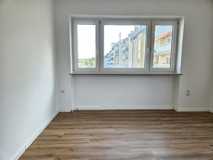 Appartamento con 3,5 locali, completamente ristrutturato, con balconi a Laim – Wohnzimmer