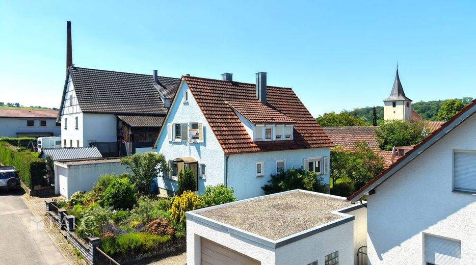 Alles was das Eigentum begehrt! Idyllisches Einfamilienhaus mit viel Potenzial - FALC Immobilien – Seitenansicht