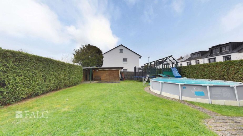Großzügiges Einfamilienhaus mit Garten, Pool und flexiblen Nutzungsmöglichkeiten in ruhiger Wohnlage – Garten mit Gartenhütte