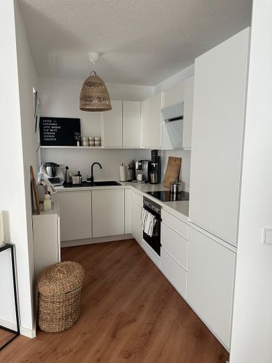 Ekskluzywne mieszkanie 3-pokojowe z balkonem, wallboxem i prądem lokatorskim w centrum Weilbach – Küche