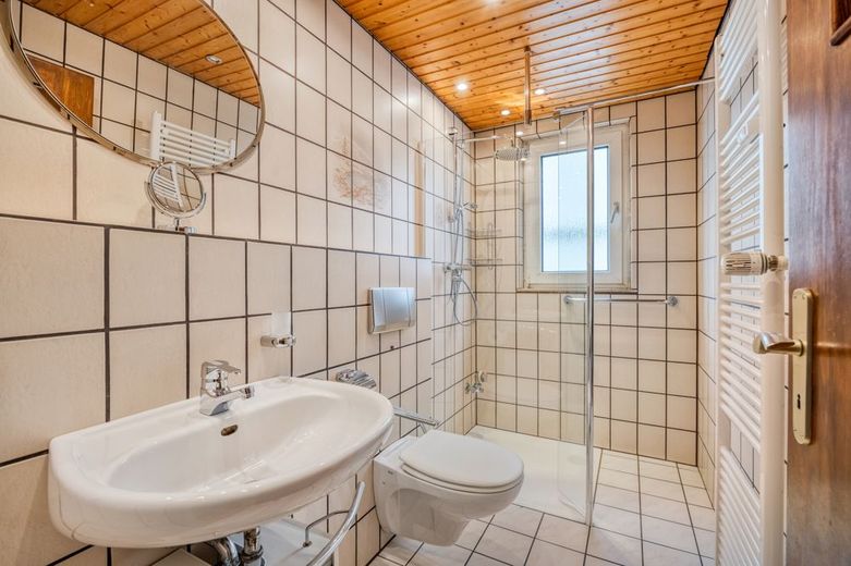 ****Großzügiges Domizil, sucht neuen Hausherrn. Sichern Sie Ihre Zukunft**** – Badezimmer EG