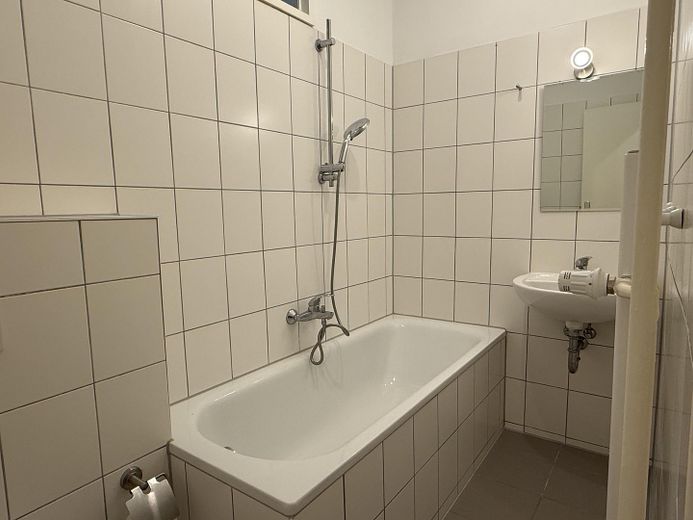 Bezpośrednio nad kanałem Landwehrkanal – jasne mieszkanie 1-pokojowe z balkonem, wolne od zaraz (bez prowizji) – Bad