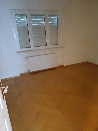 fris gerenoveerde en instapklare woning te huur in Dortmund-Lütgendortmund – Raum mit Parkettboden 