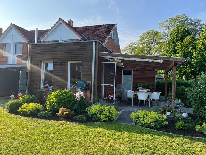 Charming end-terrace house with generous plot in Kaltenkirchen – Rückansicht Haus mit Anbau