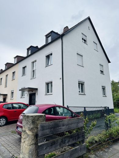 Bayreuth’ta aile dostu konumda bakımlı üç ailelik ev – Photo 1