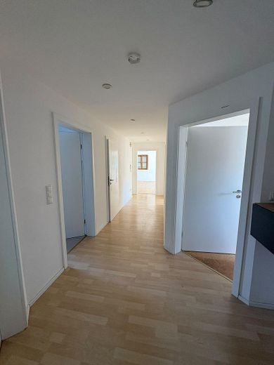 Luminoso appartamento di 4 locali mansardato con giardino privato – Flur / Eingangsbereich