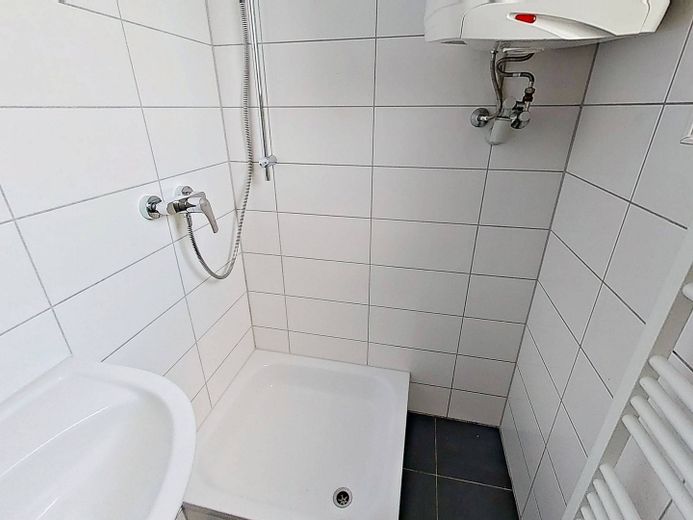 Nowoczesne mieszkanie 1-pokojowe z wbudowaną kuchnią i BALKONEM – Ansicht I: Bad