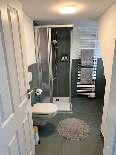 Wohnen wie im Eigenheim: 4,5-Raum-Maisonette im 2-FH, Garten, Erstbezug, Energiesparhaus – Bad Obergeschoss (Ki-bearbeite