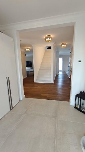 Luxuriöser Bungalow direkt an der Landesgrenze zu Schwanewede – Treppenaufgang / Flur