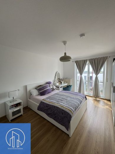 Familienfreundliche 3,5-Zimmer-Wohnung mit West-Loggia, EBK &amp; Tiefgaragenstellplatz – Schlafzimmer 1.0
