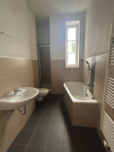 Frisch renoviert: 4-Zimmer-Whg. mit franz. Balkon am Rande des Paulusviertels – Bad mit Wanne und Dusche