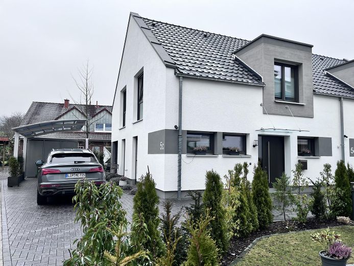 Hauseingang u. Wing-Carport