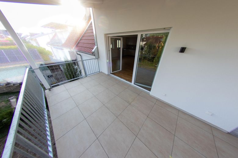 Moderne Neubau-Maisonettewohnung mit hochwertiger Ausstattung, Balkon und EBK – Balkon